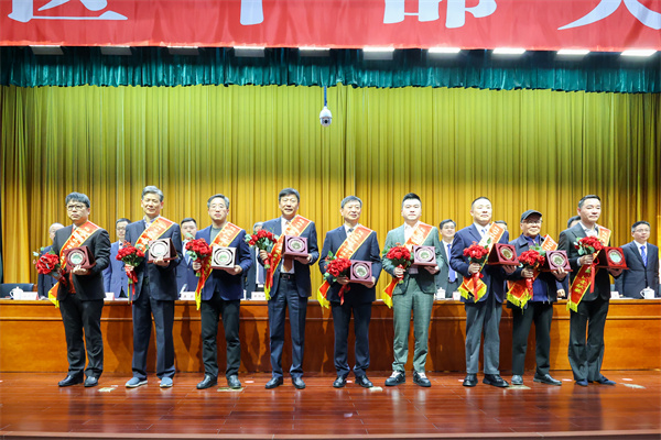 1739857865442514.jpg 集團董事長(cháng)兼總裁方朝陽(yáng)領(lǐng)獎.jpg