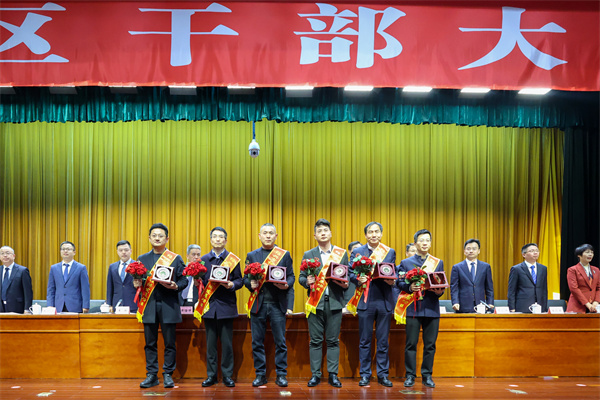 1739857880100225.jpg 集團執行董事長(cháng)兼執行總裁孫關(guān)富領(lǐng)獎 (2).jpg